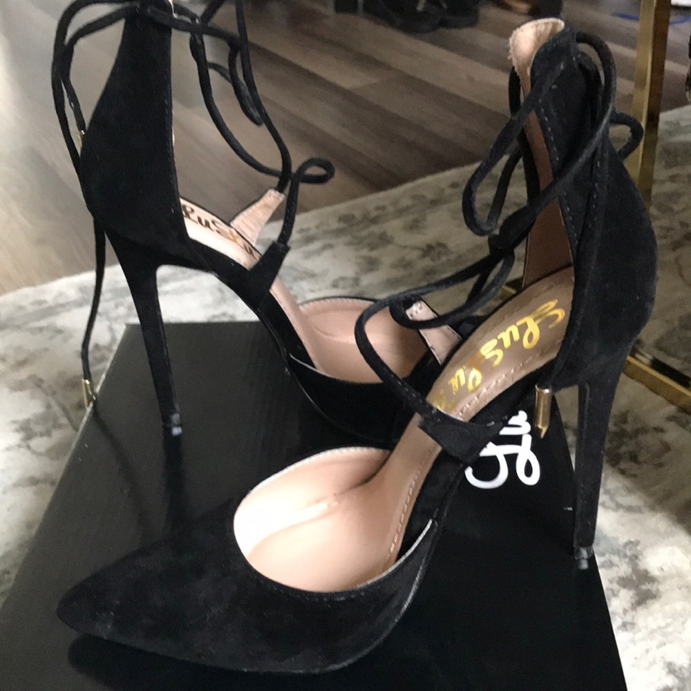Lulu black Sz 7 pointy toe tie around ankle shoe